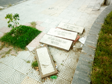 Cần di dời các tấm bê tông