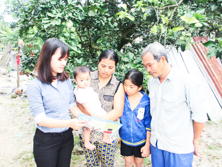 Cán bộ dân số tuyên truyền về dân số - kế hoạch hoá gia đình cho người dân xã Suối Tiên