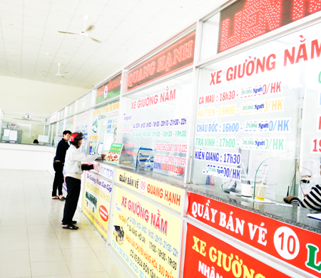 Hành khách mua vé tại Bến xe phía Nam, TP. Nha Trang