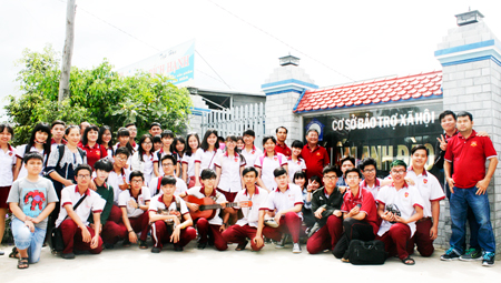 Dụ án thiện nguyện Xuân Yêu Thương tại mái ấm Anh Đào của học sinh ISchool Nha Trang năm 2015