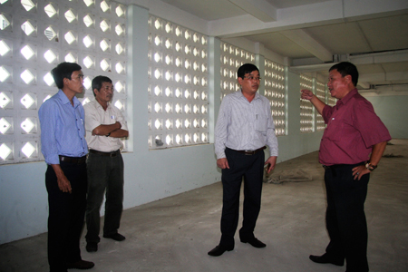 Lãnh đạo UBND TP. Nha Trang đến Ký túc xá Trường cao đẳng y tế Khánh Hòa kiểm tra công tác bố trí nơi ăn, ở cho người dân.