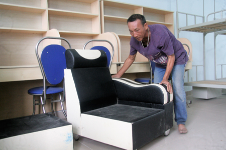  Ông Đỗ Anh Hùng đưa một số đồ đạc đến nơi ở mới.