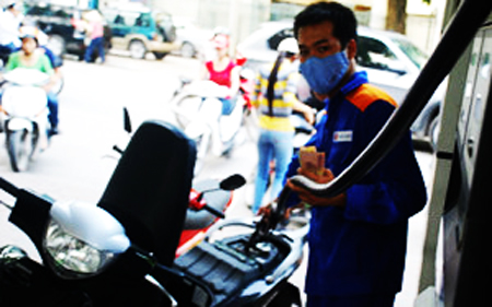 Giữ nguyên giá xăng, tăng giá dầu