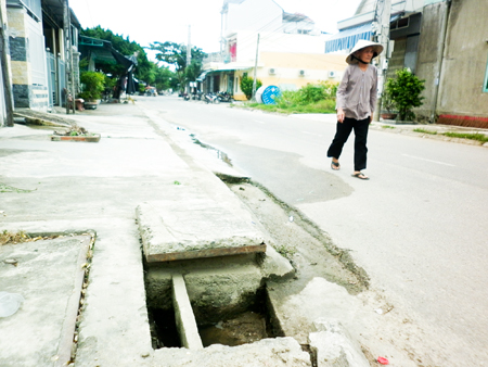 Cần đậy nắp hố ga