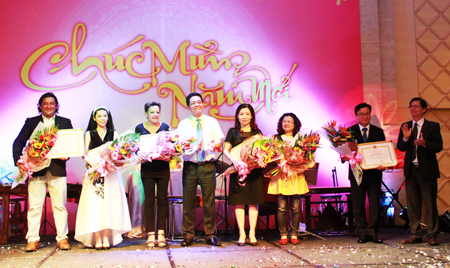 Lãnh đạo tỉnh chúc Tết các vị khách quốc tế và kiều bào