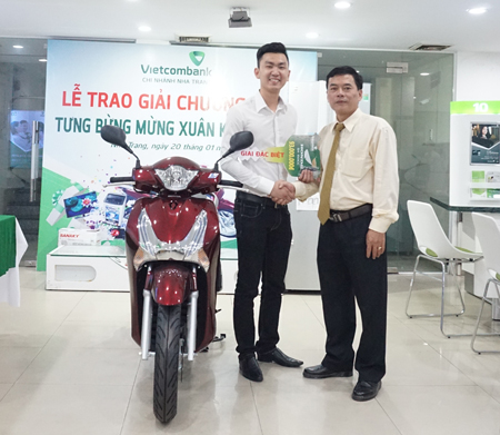 Lãnh đạo Vietcombank Nha Trang trao giải đặc biệt cho khách hàng.