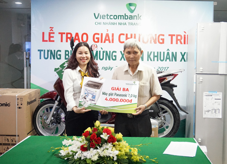 Đại diện Vietcombank Nha Trang trao giải ba cho khách hàng.