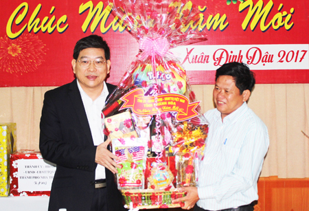 Thăm, chúc Tết người có công và Làng trẻ em SOS Nha Trang