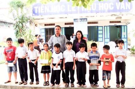 Dang rộng vòng tay nhân ái