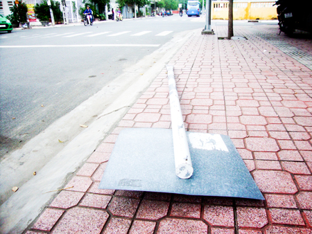 Cần dựng lại biển báo giao thông