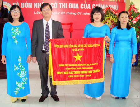 Trường THCS Thái Nguyên đón nhận cờ thi đua của Chính phủ