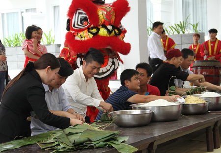 Du khách hào hứng tham gia gói bánh tét.