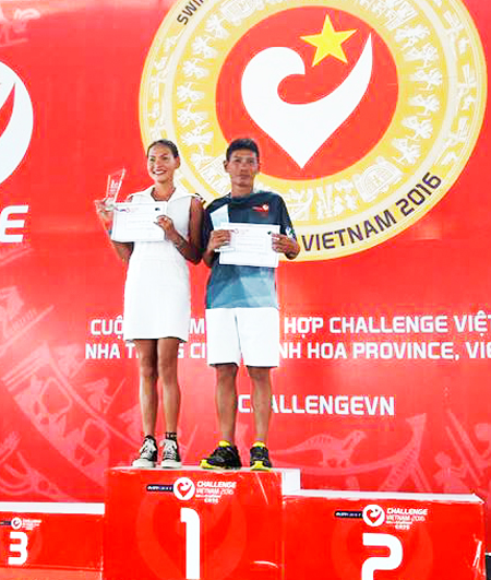 Nguyễn Thị Gia Huệ nhận cúp nhất nữ tại Challenge Vietnam diễn ra vào tháng 9-2016 ở Nha Trang