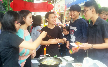 Đoàn Trường THPT Lý Tự Trọng: Tổ chức Hội chợ Xuân 2017