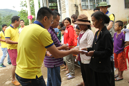 Hội Caravan Nha Trang tặng 245 suất quà cho các hộ nghèo