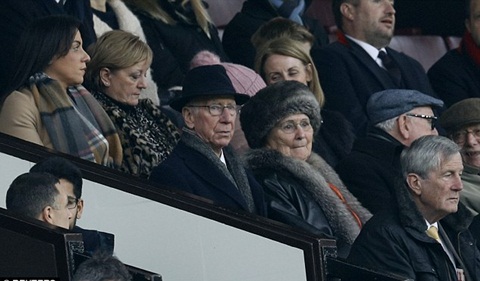 Sir Bobby Charlton (giữa, đội mũ, đeo kính) chứng kiến khoảnh khắc lịch sử của Rooney