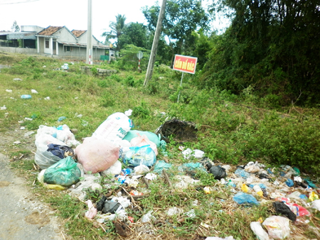 Cấm nhưng vẫn đổ rác
