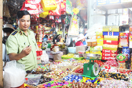 Nha Trang: Tăng cường kiểm tra hàng Tết tại các chợ