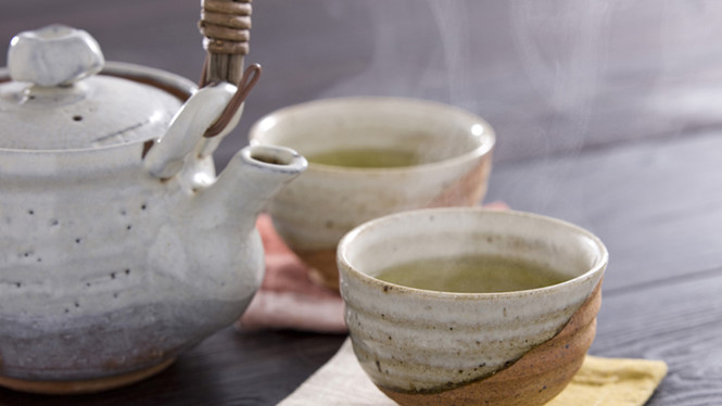 Nhiều lợi ích cho sức khỏe từ ly trà xanh mỗi sáng