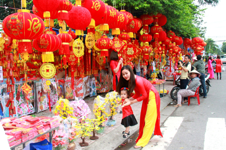 Many people, especially young ones, take souvenir photos with red lanterns.