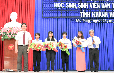 Chăm lo cho học sinh dân tộc thiểu số