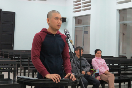 Vào tù vì đổi ngoại tệ giả để tiêu xài