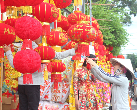 Khách hàng chọn mua đèn lồng.