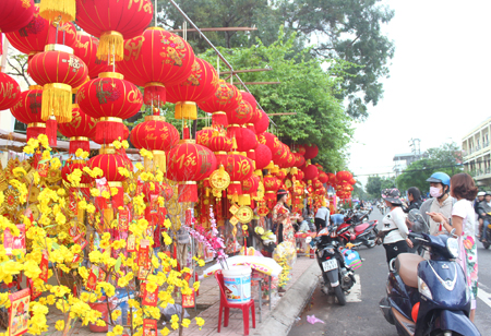 Tuy hàng hóa phong phú nhưng các gian hàng bán đồ trang trí Tết ở đường phố vẫn khá vắng khách.  