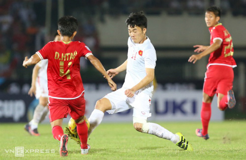  Tuyển Việt Nam (trắng) đứng trước cơ hội lần thứ hai góp mặt ở vòng chung kết Asian Cup.