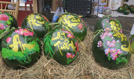 Trái cây tạo hình Tết: nhiều, đẹp nhưng vẫn chờ khách mua