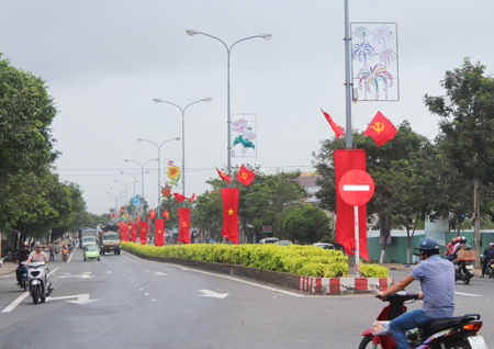 Quốc lộ 1 qua TP. Cam Ranh  được trang trí cờ hoa đỏ rực.