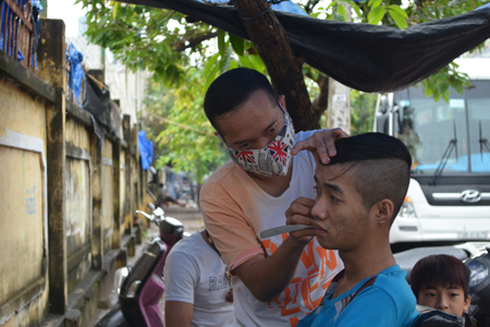 Street barbers are often busier in days before Tet.