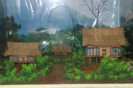 Model of the Raglai’s traditional long house.