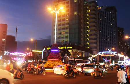 Streets in Nha Trang become more sparkling at night. 