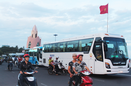 Du khách tấp nập trên đường phố Nha Trang