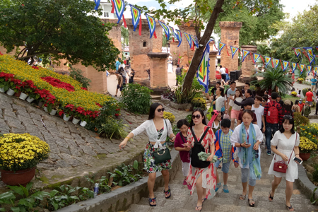 Hơn 86.000 lượt khách đến Tháp Bà Ponagar và Hòn Chồng