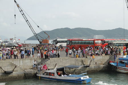 Năm nay, một lượng lớn du khách đi tour biển đảo đã được chuyển qua xuất phát từ Cảng Nha Trang.