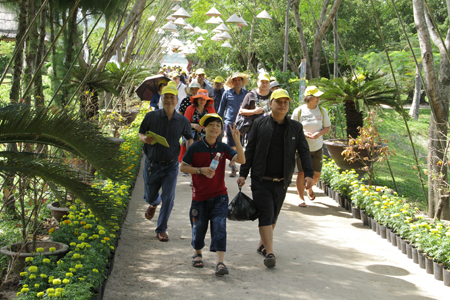 Du khách tham quan khu du lịch Suối Hoa Lan.