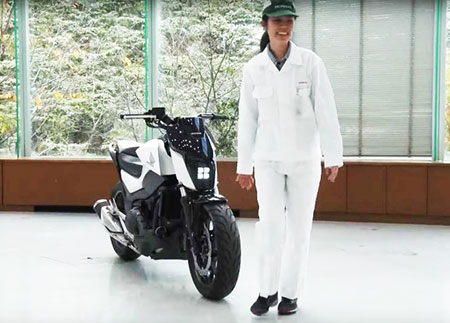 Riding Assist di chuyển mà không cần người lái