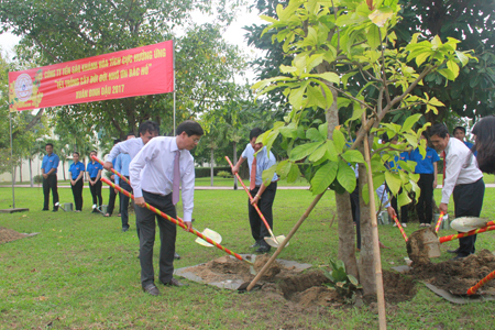 Tham gia trồng cây cùng lãnh đạo công ty TNHH Một thành viên Nhà nước Yến sào Khánh Hòa