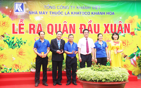 Đồng chí Lê Thanh Quang (thứ 3 từ phải sang) tặng lộc đầu năm cho cán bộ, nhân viên Nhà máy Thuốc lá Khatoco Khánh Hòa