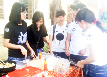 Hội chợ xuân là hoạt động được nhà trường tổ chức hàng năm