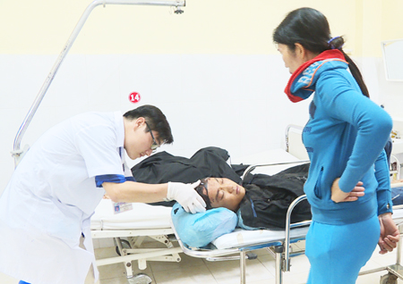 Cấp cứu một ca bị tai nạn giao thông tại Bệnh viện Đa khoa tỉnh