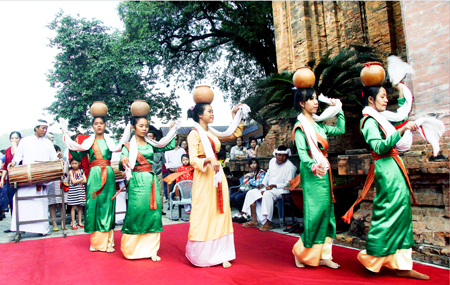 Cham dance in Ponagar Temple