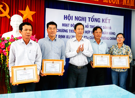 4 tập thể có thành tích trong phát triển và quản lý quỹ năm 2016 được Hội Nông dân tỉnh tặng giấy khen