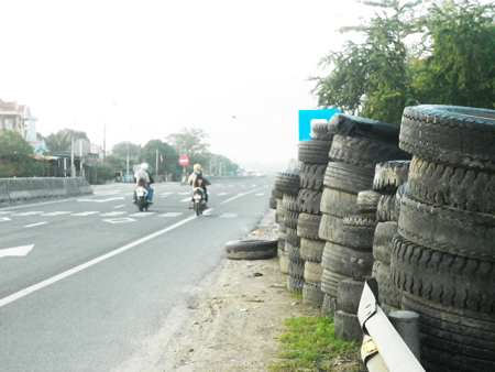 Lốp xe che biển báo