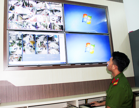 Công an phường Phương Sài giám sát hệ thống camera từ trung tâm