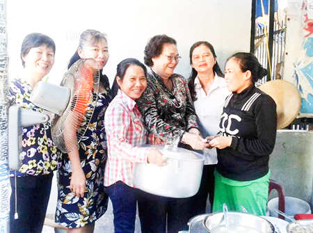 Trao phương tiện sinh kế cho phụ nữ nghèo trên địa bàn phường