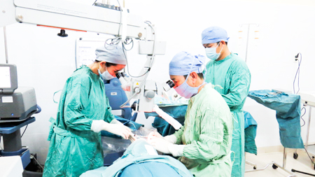 Các bác sĩ Khoa Mắt đang thực hiện phẫu thuật phaco và thay thủy tinh thể nhân tạo đa tiêu cự cho bệnh nhân