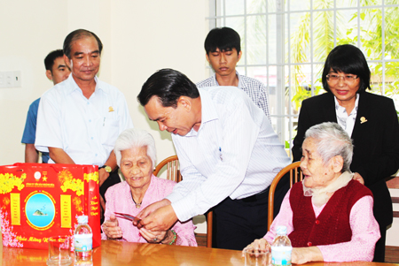 Lãnh đạo Công ty Yến sào Khánh Hòa thăm, tặng quà cho người có công  với cách mạng trong dịp Tết